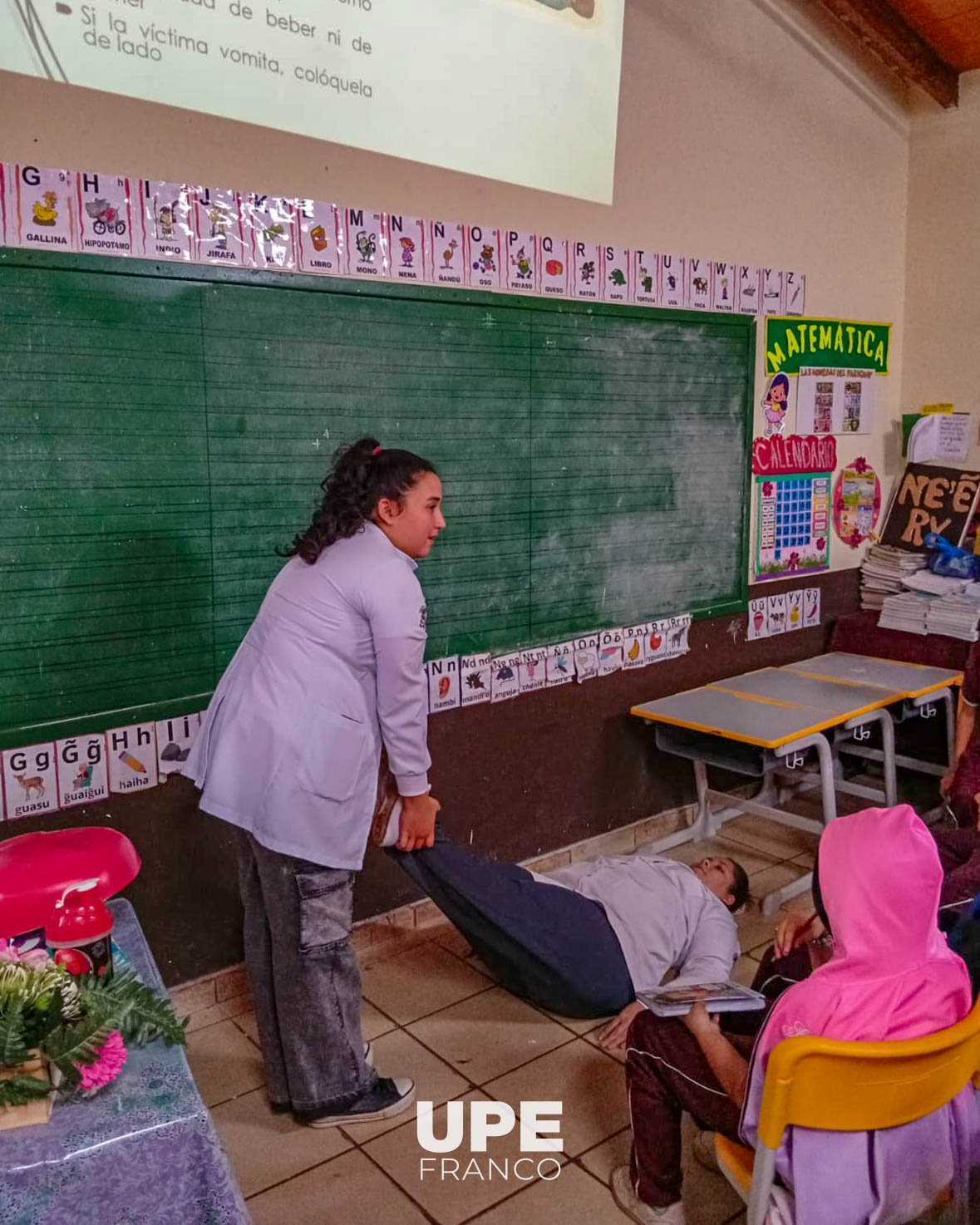 Estudiantes de Enfermería desarrollaron taller de primeros auxilios en la Escuela Mariano Bobadilla
